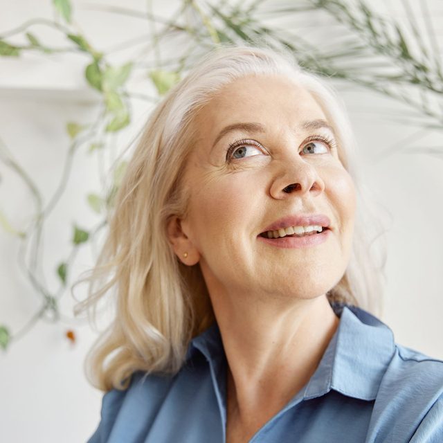 Femme senior souriante, portrait doux