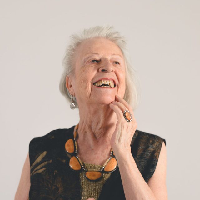 Femme senior élégante en studio, sourire naturel