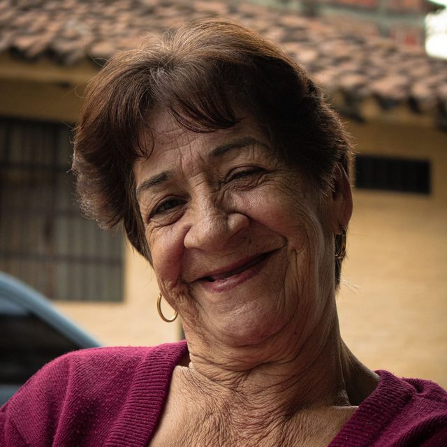 Femme senior au sourire chaleureux, lumière douce
