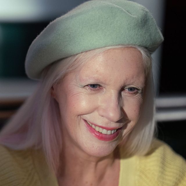 Femme senior élégante coiffée d'un béret vert