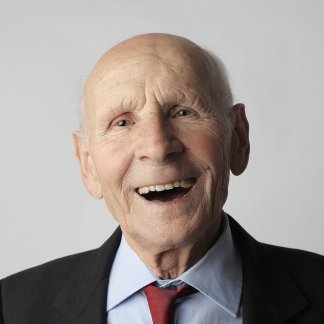 Homme senior aux cheveux blancs, regard bienveillant