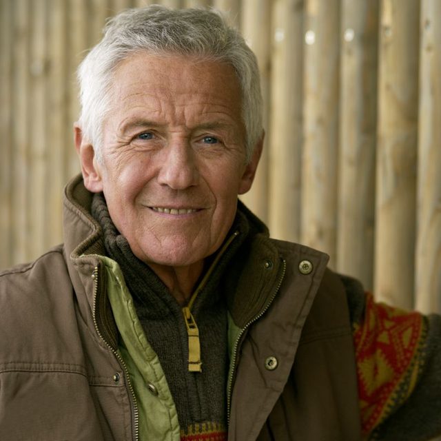 Homme senior en veste kaki, portrait en extérieur