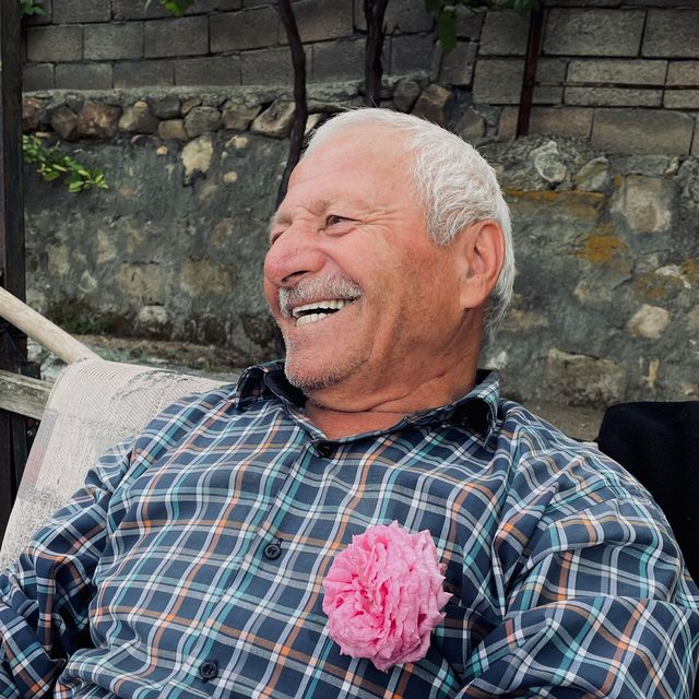 Homme senior en plein air, expression détendue