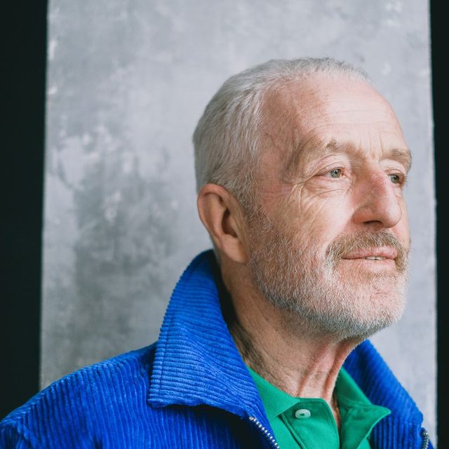 Homme senior en polo bleu, portrait en extérieur