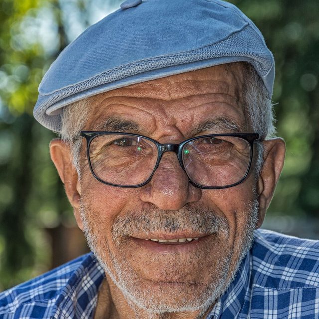 Homme senior en casquette plate et chemise à carreaux