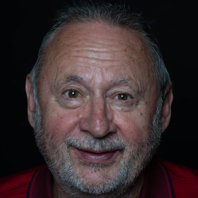 Homme senior barbu au large sourire