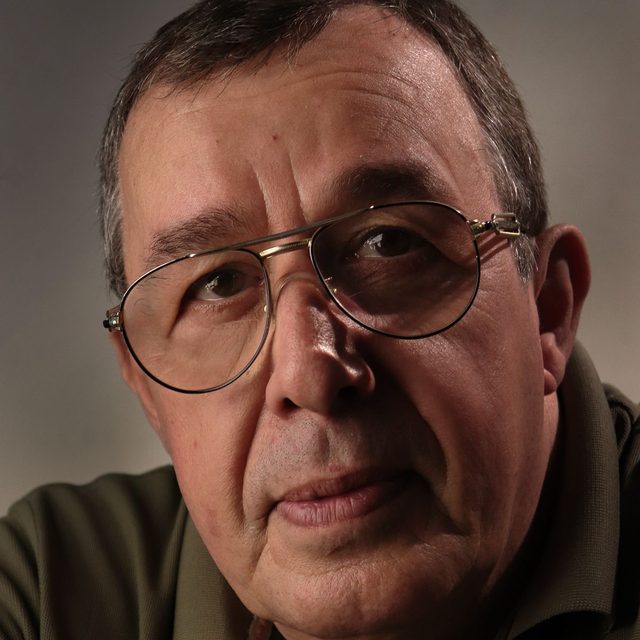 Homme senior à lunettes, portrait en gros plan