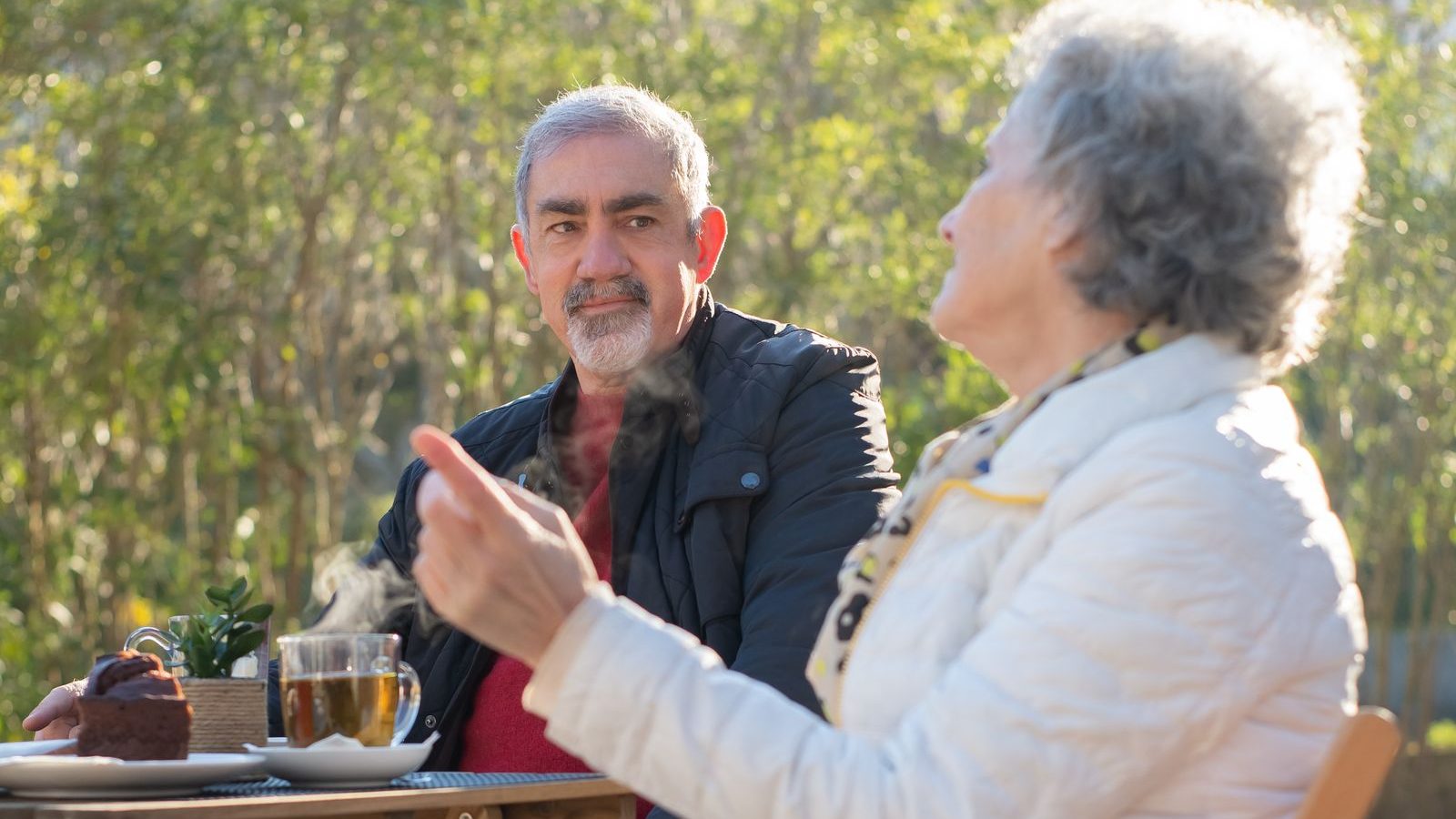 Personne qui utilise son téléphone autour d'un café