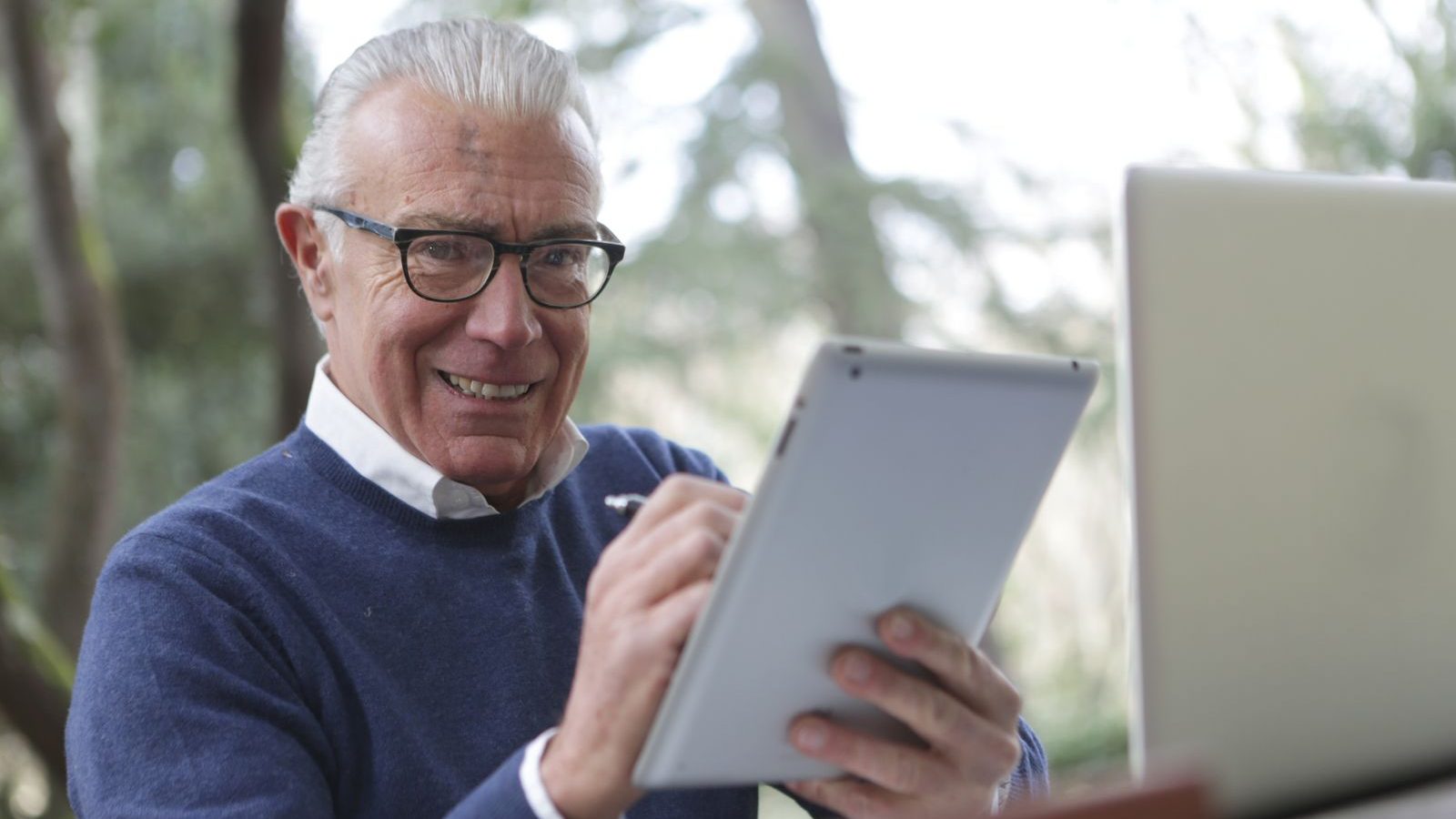 Senior en visio sur tablette
